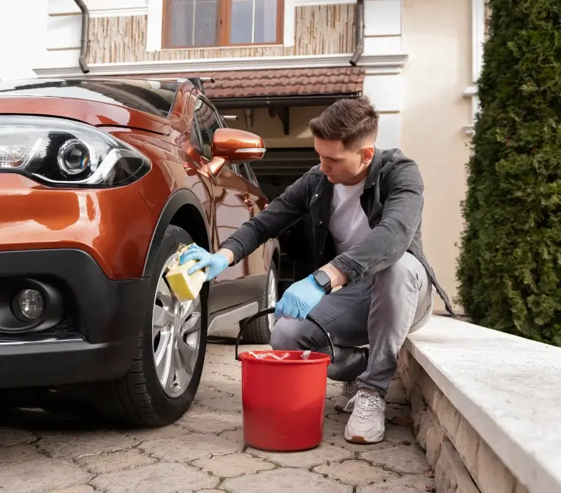 Lavage auto à domicile Sachy : professionnel intervenant sur un véhicule